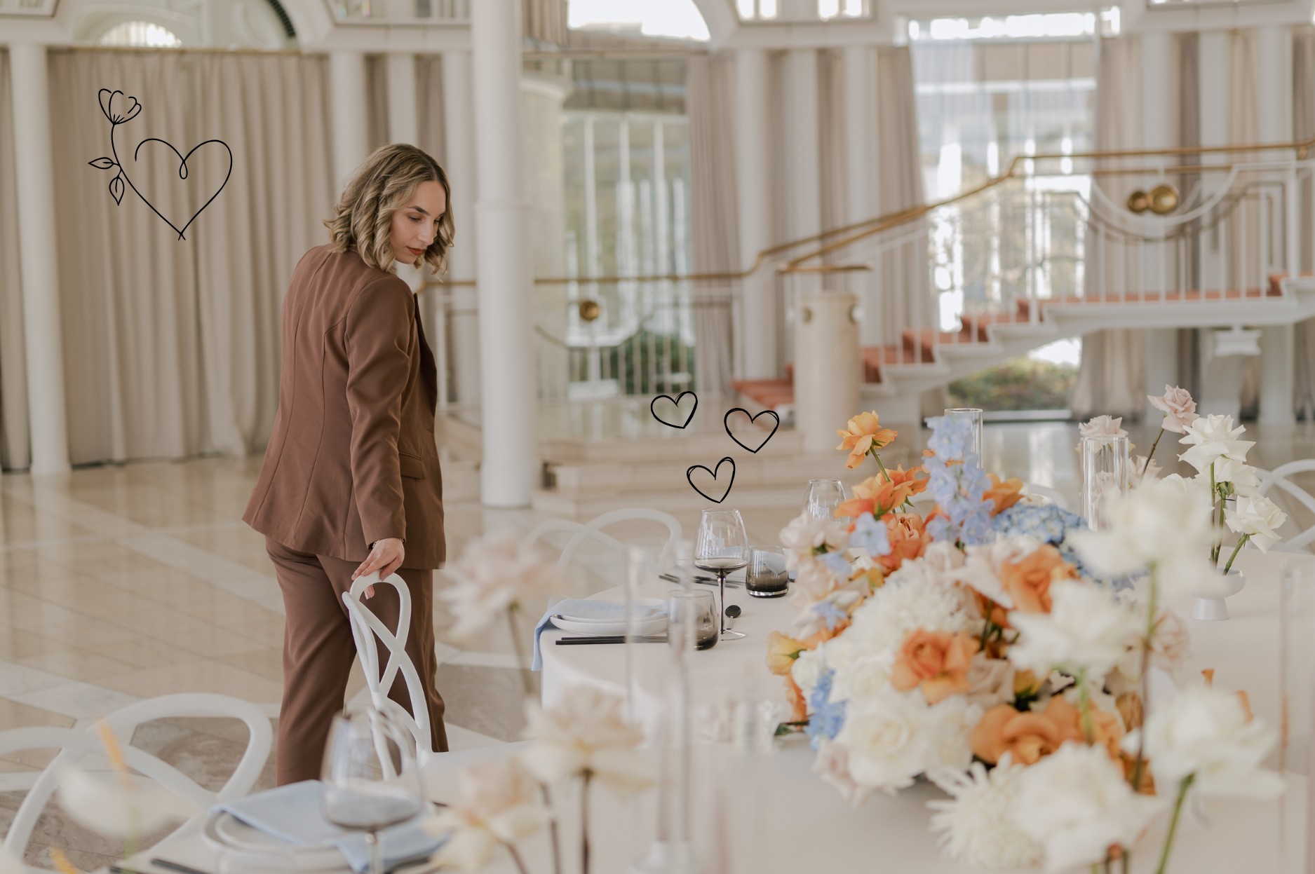 Sabrina Falek während ihrer Hochzeitsplanung in einem hellen Saal - mit 5 Tipps für eine stressfreie Hochzeitsplanung