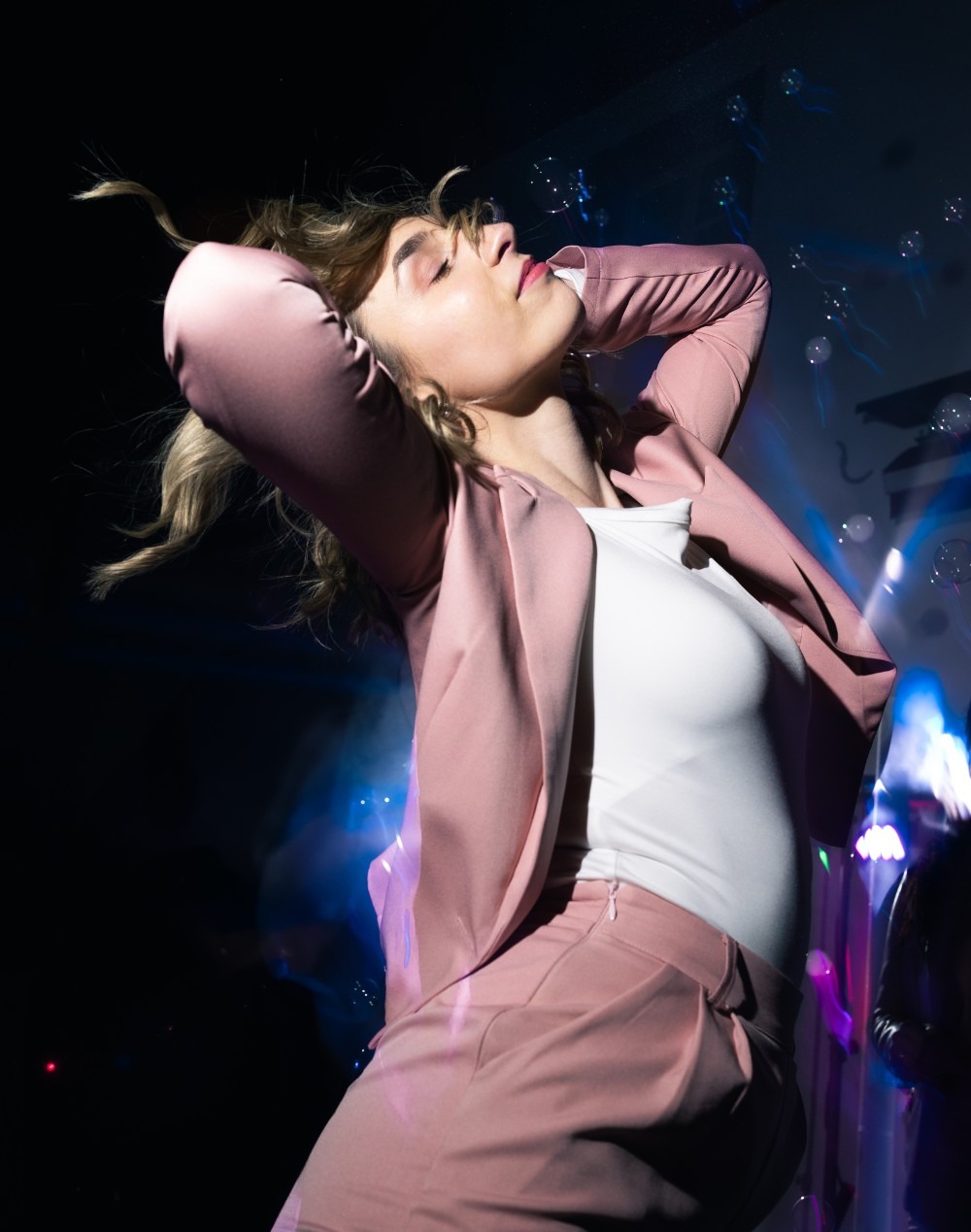 Sabrina Falek tanzt auf einer Hochzeitsfeier, als Hochzeitsplanerin und Choreografin für den Hochzeitstanz.