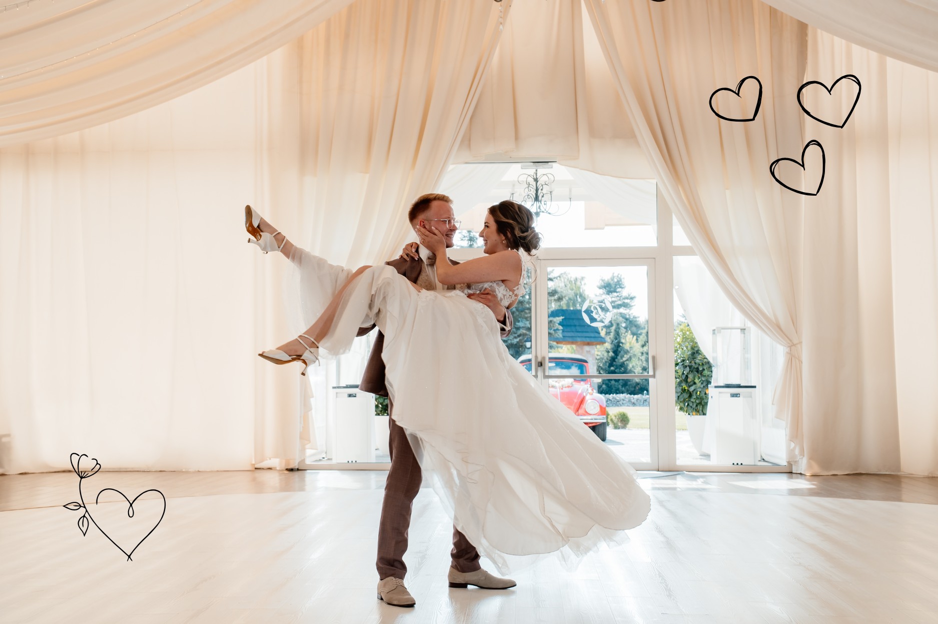Warum jedes Brautpaar tanzen sollte, das hat das Brautpaar auf dem Bild verstanden - in einem weißen Saal Proben sie ihren Tanz.